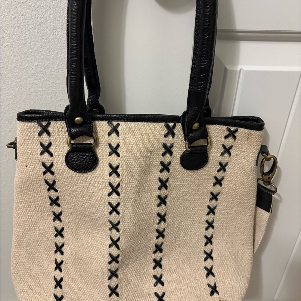 A shoulder aka hand bag.